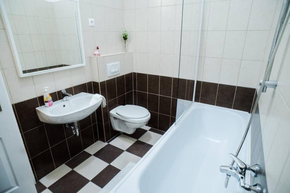 Very Central Spacious Ac Apartment بودابست المظهر الخارجي الصورة